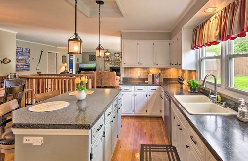 Northlakes House | 'Paradise Lakehouse' in Hickory w/Dock & Views!