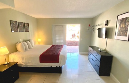 Lutz Hotel | Paradise Lakes Resort, Clothing Optional Resort - Adult Only