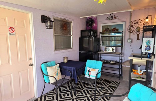 Venice Gardens House | PARADISE on Driftwood, in Sunny Venice Florida 1-BR/1-BTH Suite/Ktchn. POOLSIDE