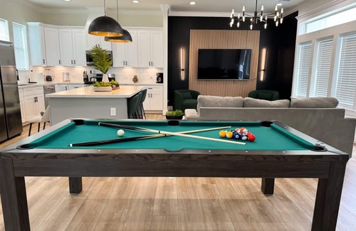 Greater Third Ward House | Paradise Palace Best Rooftop in HTX w Hot Tub