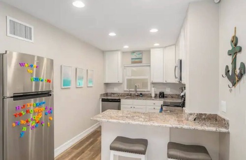 Tropic Apartment | ‘Paradise Palms 104’ Beautifully remodeled VERY large efficiency w/private patio