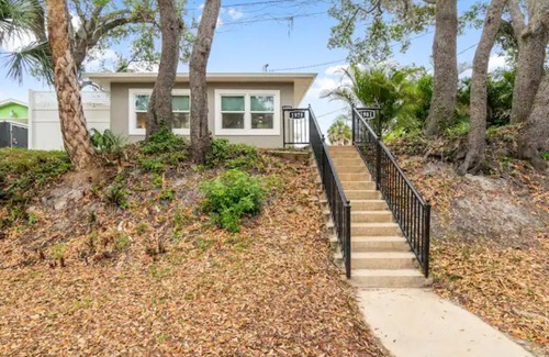 Tropic Apartment | ‘Paradise Palms 104’ Beautifully remodeled VERY large efficiency w/private patio