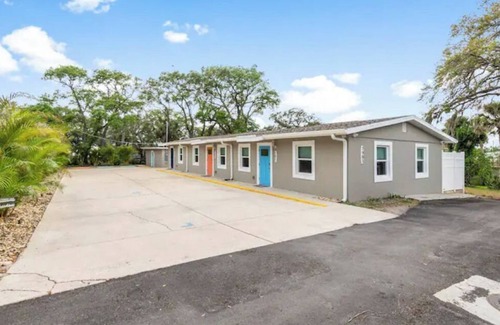 Tropic Apartment | ‘Paradise Palms 104’ Beautifully remodeled VERY large efficiency w/private patio
