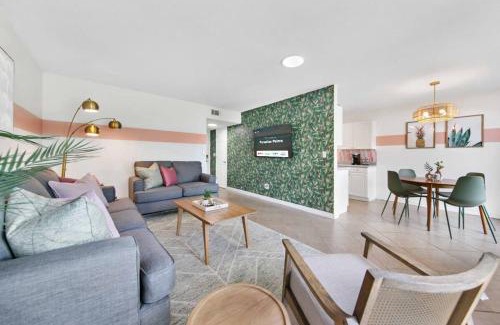 Whitney Beach House | Paradise Palms - Chic Prime Spot Pool BBQ Alfresco