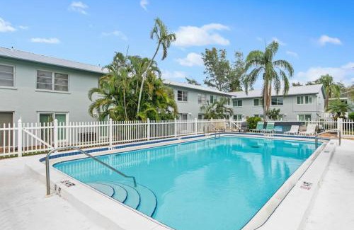Whitney Beach House | Paradise Palms - Chic Prime Spot Pool BBQ Alfresco