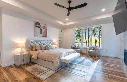 Mount Mourne House | Paradise Peninsula by AvantStay Waterfront Private Beach Hot Tub View
