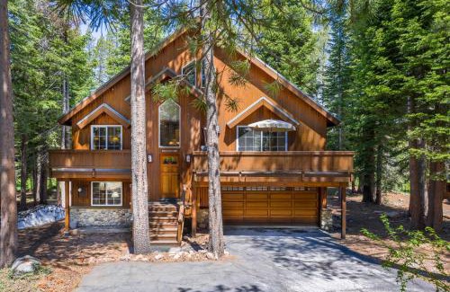 Truckee House | Paradise Pines 3BR Secluded Cabin Minutes in Tahoe Donner