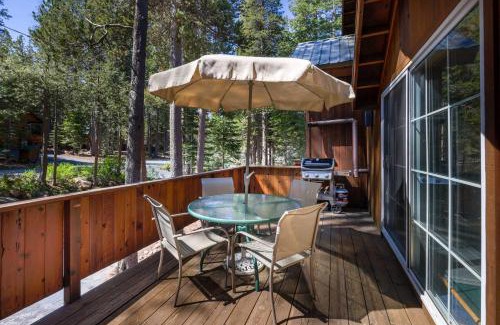 Truckee House | Paradise Pines 3BR Secluded Cabin Minutes in Tahoe Donner