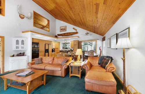 Truckee House | Paradise Pines 3BR Secluded Cabin Minutes in Tahoe Donner