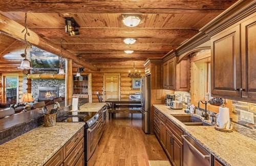 Gatlinburg - Pigeon Forge Cabin | Paradise Point 4 Bedroom Cabin by RedAwning