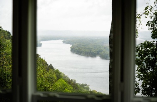 De Soto Cabin | Paradise Point- Sleeps 4 HOT TUB