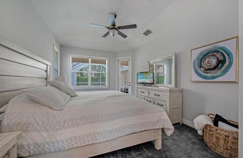 Central Naples House | Paradise Retreat Saltwater Luxury Pool with Hot Tub