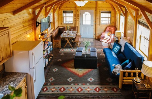 Livingston Cottage | Paradise Valley Cabin by Chico & Yellowstone Park!