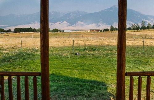 Livingston Cottage | Paradise Valley Cabin by Chico & Yellowstone Park!