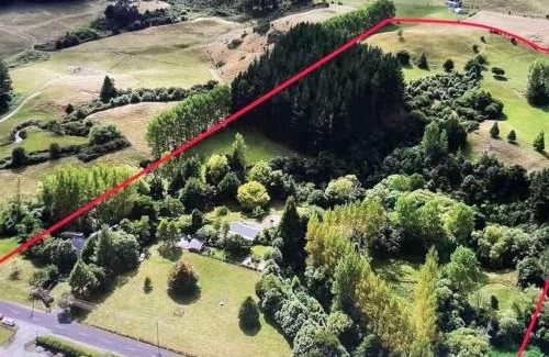 Rotorua Apartment | Paradise Valley Getaway - Farm Cottage with Stream