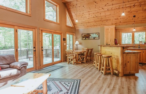 Unionville Cabin | Paradise View Log Cabin near Lake Lemon. Four bedrooms, pet-friendly!