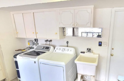 Imperial Point House | Paradise Waterfront-Jacuzzi-heated Pool-Games Family Home-5min to beach, BBQ