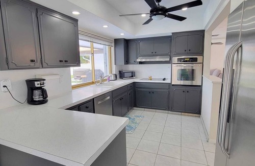 Imperial Point House | Paradise Waterfront-Jacuzzi-heated Pool-Games Family Home-5min to beach, BBQ