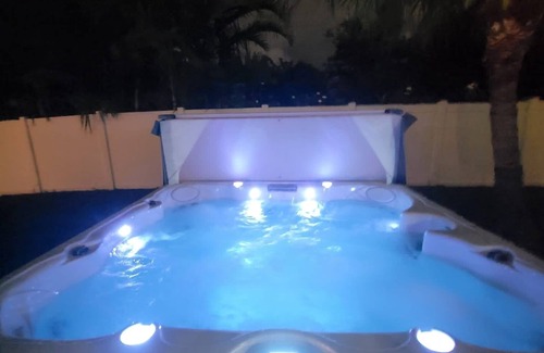 Imperial Point House | Paradise Waterfront-Jacuzzi-heated Pool-Games Family Home-5min to beach, BBQ