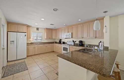 Laurel House | Paradise Way + Walk to Beach’s, Restaurants!