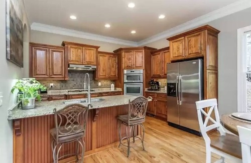 Waleska House | “Paradyess Cove” a welcoming lakefront home and golf community