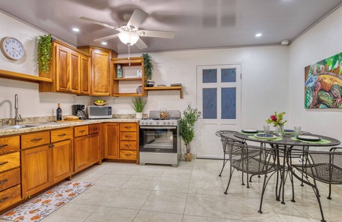 Tronadora Apartment | Paraiso Guest Suite, Mesmerizing Views, King Bed!