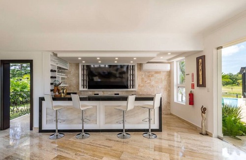 Bavaro Villa | Paraiso: Luxury villa with lake/golf view, pool, Jacuzzi, games & full staff