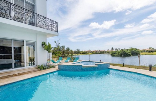 Bavaro Villa | Paraiso: Luxury villa with lake/golf view, pool, Jacuzzi, games & full staff