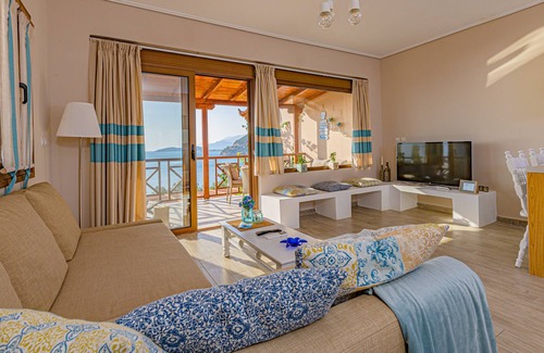 Paralio Astros House | Paralio Astros beachfront suite