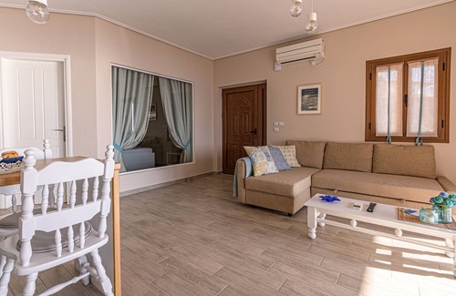 Paralio Astros House | Paralio Astros beachfront suite