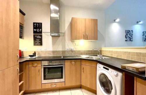 Swindon Apartment | Paramount Apartment, Sleeps 5, Town Center Location, Free parking
