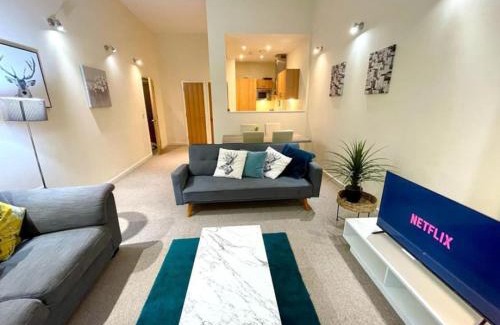 Swindon Apartment | Paramount Apartment, Sleeps 5, Town Center Location, Free parking