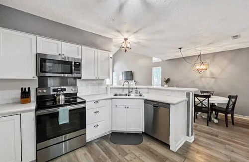 Summerville House | Paramour: huge yard home with ground floor bedroom 25 min to Charleston