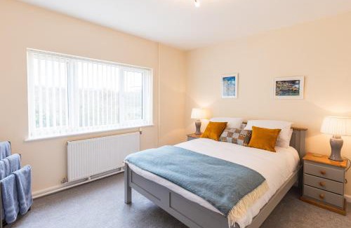 Cardigan House | Pared Isaf