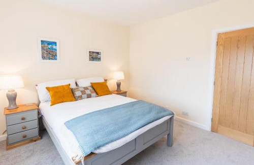 Cardigan House | Pared Isaf