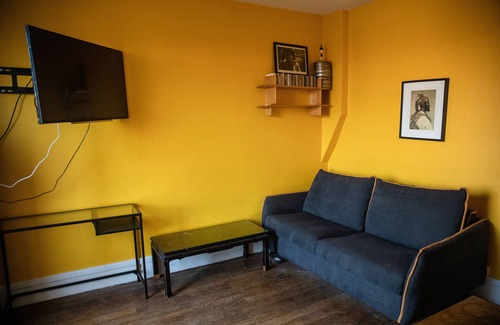 Les Puces de Saint-Ouen Apartment | Paris Flea Market Comfy Flat