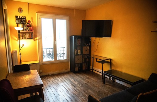 Les Puces de Saint-Ouen Apartment | Paris Flea Market Comfy Flat