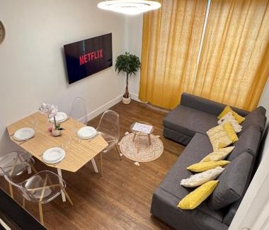 14th Arrondissement Apartment | PARIS-MONTROUGE Magnifique Studio Appartement de 35m2 - très cosy pour 1 à 6 personnes refait à neuf - ENTIRE APARTMENT LUXIRIOUS AND WARM - Montrouge Paris 14ème - Proche Aéroport Orly & Parc Expositions Porte de Versailles FREE WIFI GRATUIT