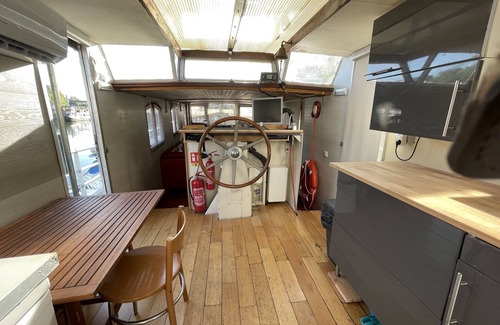 Asnieres-sur-Seine Boat Rental | PARIS Unusual house on the Seine, 15 minutes from the Invalides,