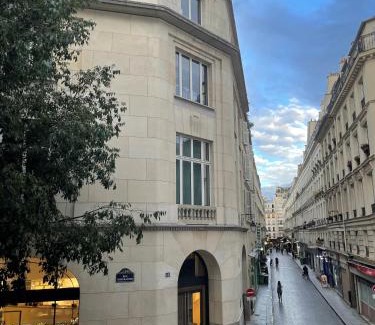 Quartier du Mail Apartment | Parisian Mona Lisa Studio - Heart of Paris