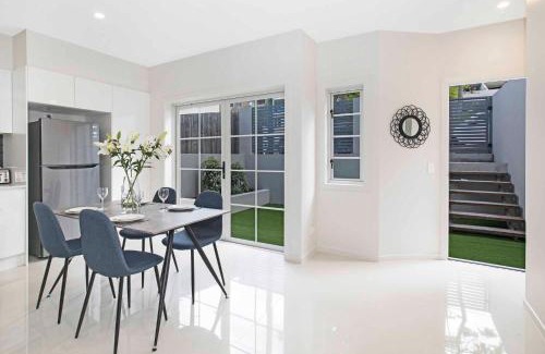 Auchenflower Apartment | Park Avenue 1BR Hideaway King Bd Private Courtyard