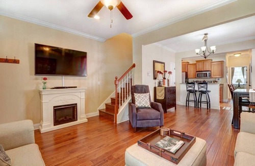 Historic Downtown Savannah House | Park Avenue Garden Cottage Near Forsyth Park