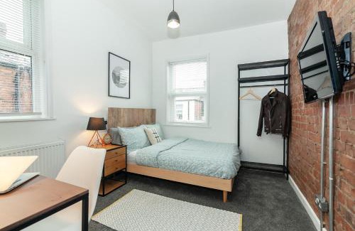 Swinton House | Park House - Large 3 Bedroom Victorian House, 10 Mins from Manchester