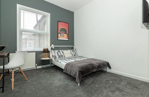 Swinton House | Park House - Large 3 Bedroom Victorian House, 10 Mins from Manchester