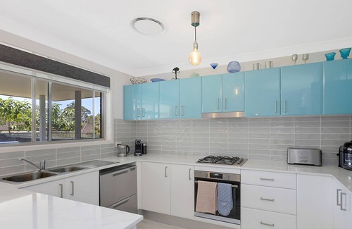 Mannering Park House | Park on the Lake - Walking distance to Lake!