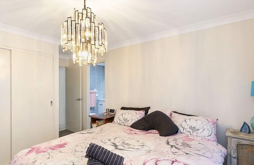 Mannering Park House | Park on the Lake - Walking distance to Lake!