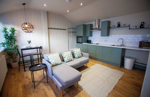 Salisbury Apartment | Park St Studio - relaxing new build apartment in the centre of Salisbury
