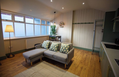 Salisbury Apartment | Park St Studio - relaxing new build apartment in the centre of Salisbury