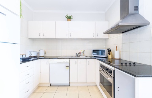 Caulfield North Apartment | Park View Modern Apartment With Balcony & Parking