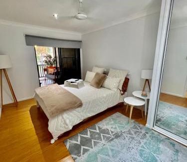 Hyde Park Apartment | Park View On Bayswater | 2 Storey Townhouse